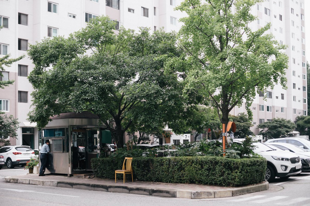 CDAPT0's tweet photo. 우리동네 경비실엔 에어컨이 없다. https://t.co/PifoBMtGXu