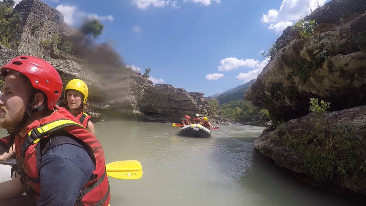 SH_Jins's tweet photo. Te warm? Dan maar bootje varen! #rafting #Permet https://t.co/UE4oyY4wl9