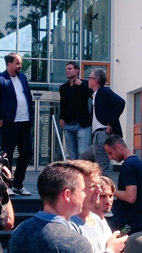 bremmelgram's tweet photo. Schiedsrichter, Manager, Trainer + Spieler gemeinsam am runden Tisch. #Brych, #Stöger + #Lehmann außerdem am #ssnhd Mikro @SkySportNewsHD https://t.co/Yq3BlBdCvV