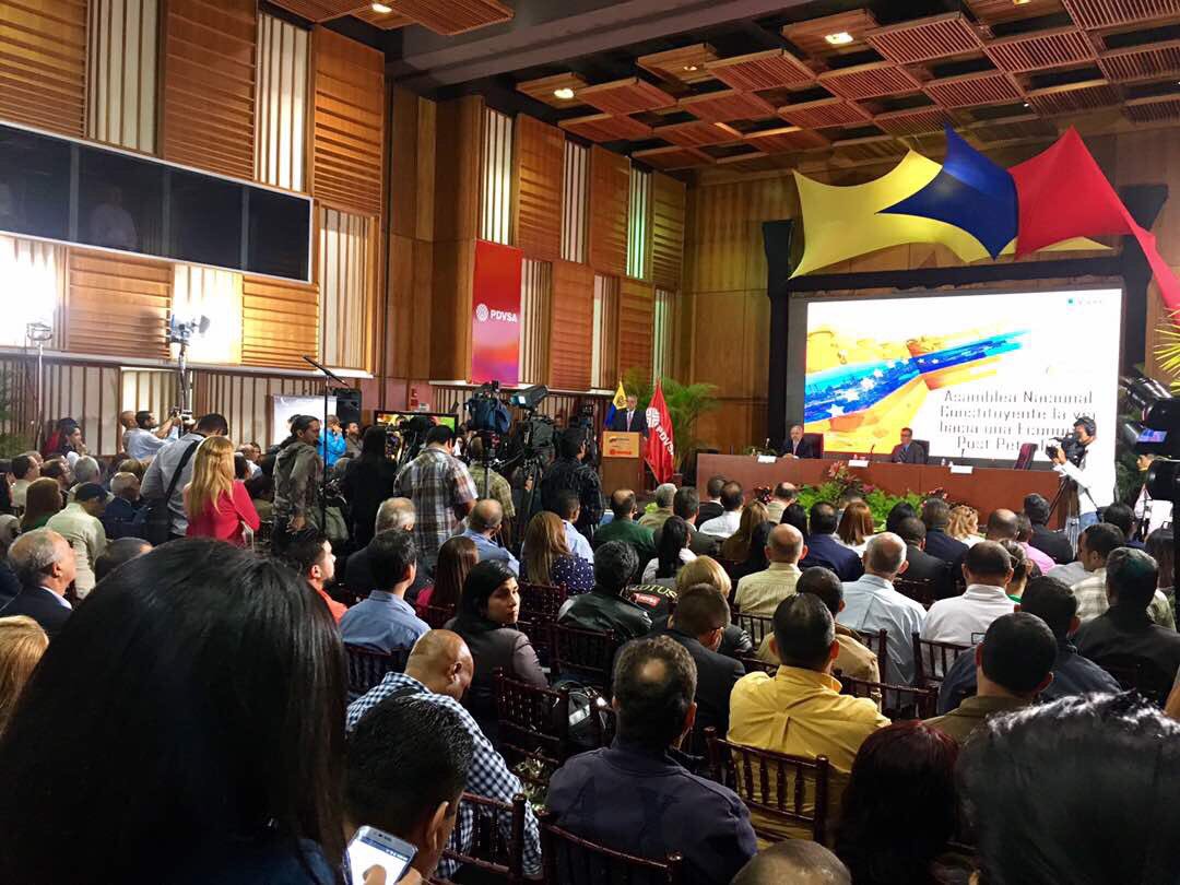 PDVSA's tweet photo. 🕊🇻🇪Pdte PDVSA @delpinoeulogio: "Gracias a la política petrolera del Comandante Chávez, permitió la recuperación de precios del petróleo" https://t.co/TGKOJg2hpx