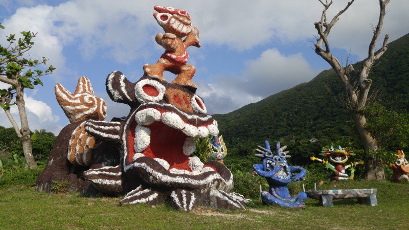 JapanTravel_Fr's tweet photo. Sur l'île d'Ishigaki déambulez parmi des Shisa multicolores, ces créatures mi-lion mi-chien omniprésentes à #Okinawa https://t.co/Gfix3DkhOz https://t.co/v8vOv0z7ie