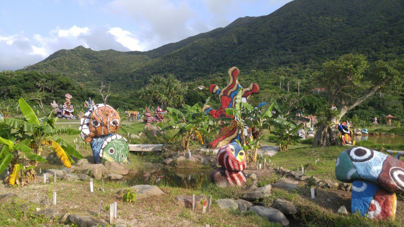JapanTravel_Fr's tweet photo. Sur l'île d'Ishigaki déambulez parmi des Shisa multicolores, ces créatures mi-lion mi-chien omniprésentes à #Okinawa https://t.co/Gfix3DkhOz https://t.co/v8vOv0z7ie