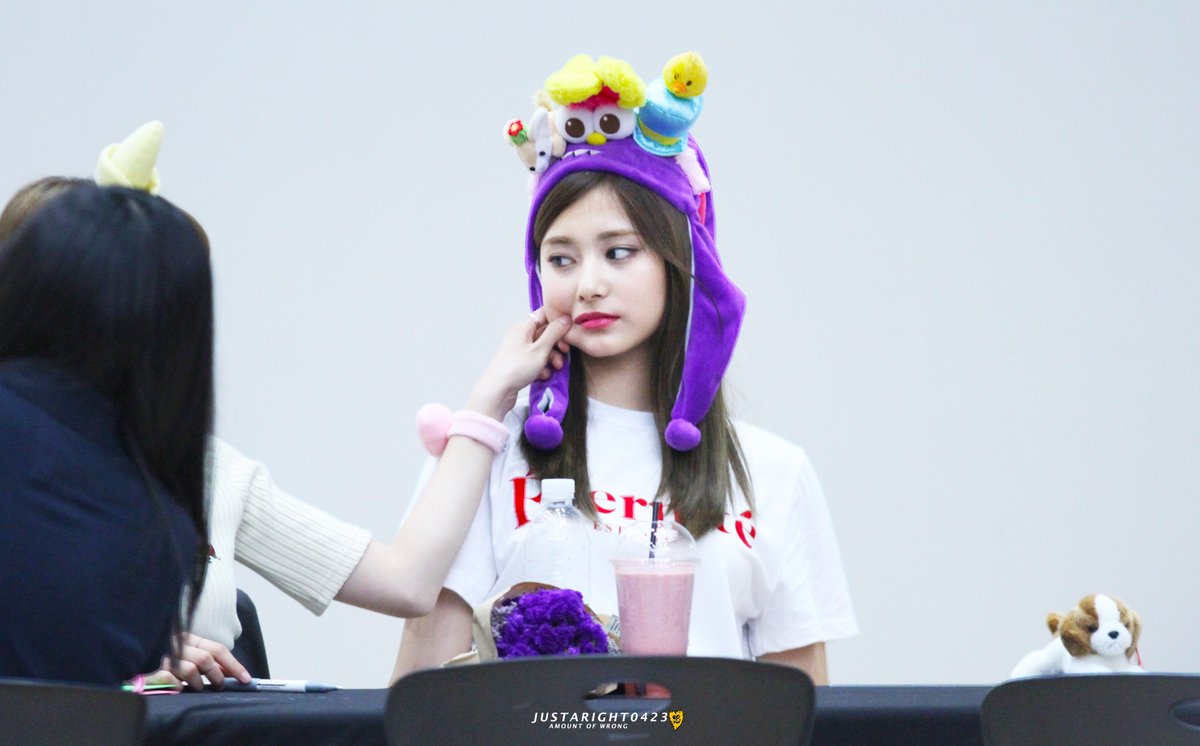 JustAright0423's tweet photo. 귀엽고 절친한 쯔위채영! 🐯🐶 #트와이스 #TWICE @JYPETWICE #쯔위 #채영 https://t.co/EZLe3HAG0T
