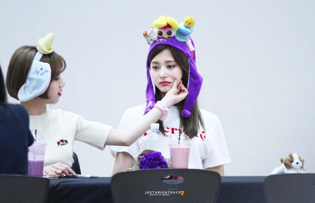 JustAright0423's tweet photo. 귀엽고 절친한 쯔위채영! 🐯🐶 #트와이스 #TWICE @JYPETWICE #쯔위 #채영 https://t.co/EZLe3HAG0T