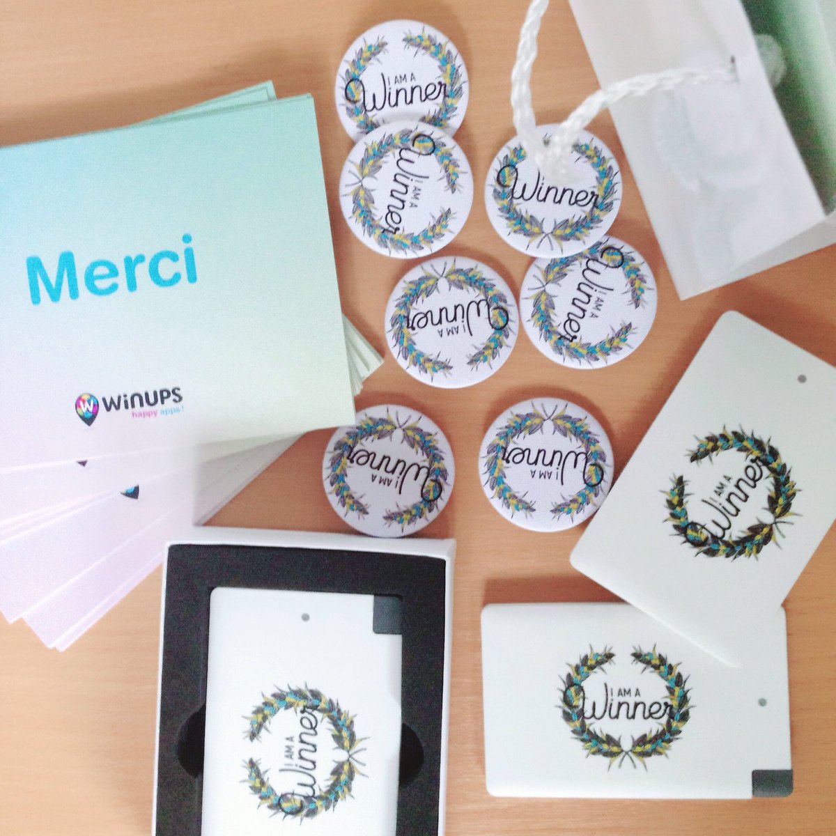WinupsApp's tweet photo. Les contributions de notre #crowdfunding sont arrivées 😀 ! @Kissbankers #gifts #powerbank #badge #merci https://t.co/2trf0tnCXe