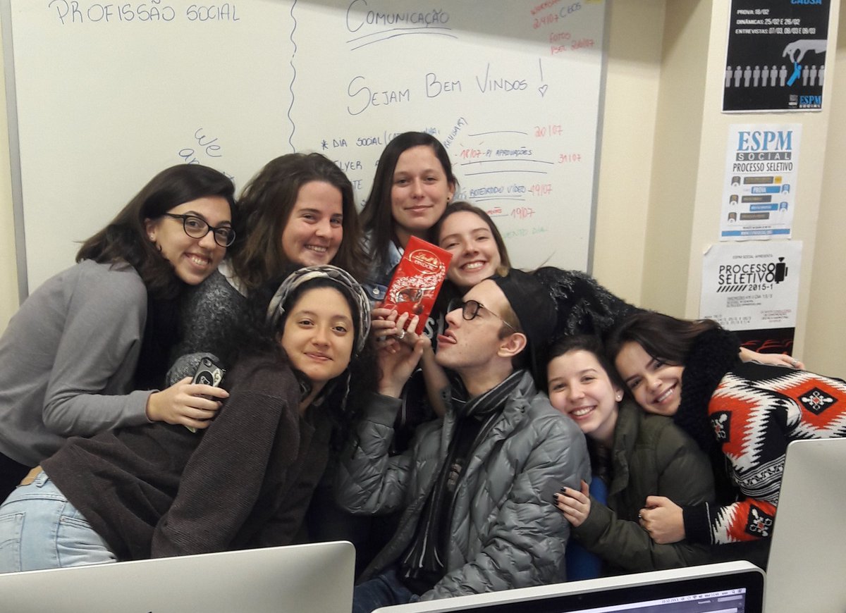 espmsocial's tweet photo. Quando a equipe ganha chocolate pelo seu trabalho 💙 https://t.co/0wO0qqyapa