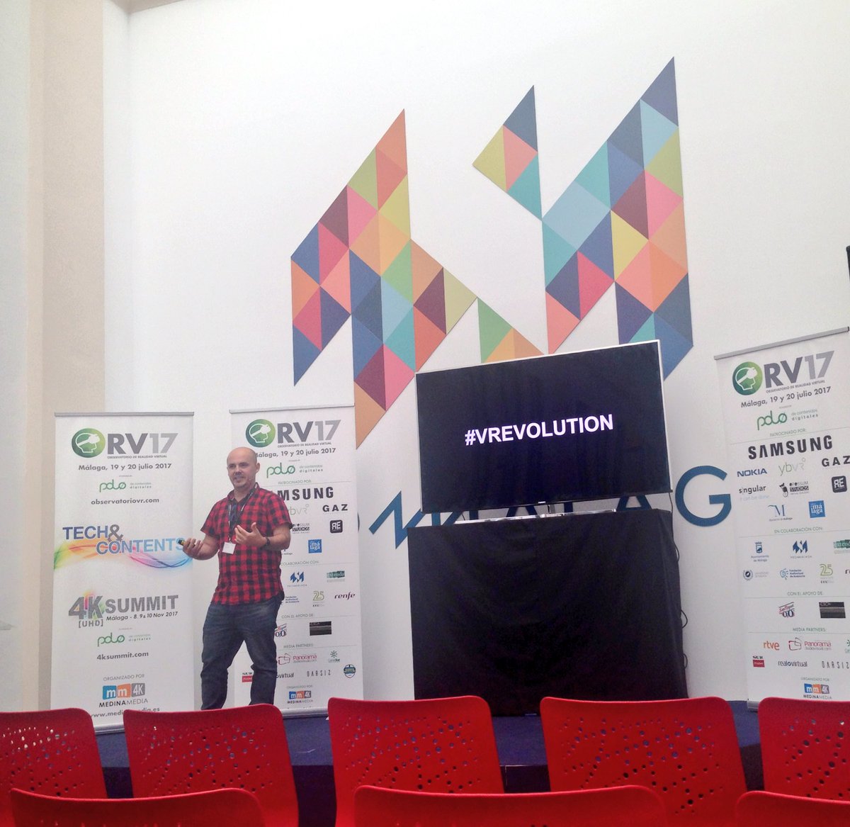 synopsisaud's tweet photo. Algo más que un gadget, la #vrevolution y la aventura de apostar por ella. Edgar Martín-Blas, de @NewHorizonsVR #OVR17 https://t.co/EOiLbjYhJE