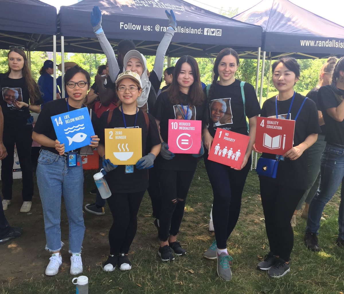 GlobalGoalsUN's tweet photo. Don't wait for someone to clean your local park, do it yourself! The #GlobalGoals belong to all of us. Take action: https://t.co/V57ZS8ZdQR https://t.co/l7CRv22gEf
