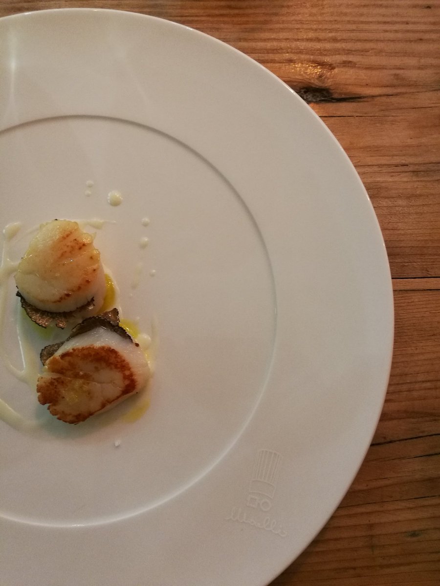 ELST78's tweet image. Lo chef Giancarlo Morelli ci illustra i piatti che ha preparato per noi. #misentounavip #viuhotel #uflovers