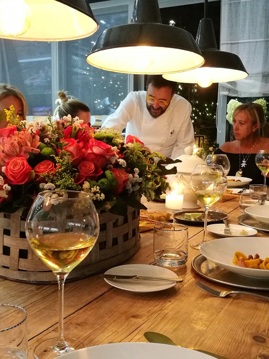 ELST78's tweet image. Lo chef Giancarlo Morelli ci illustra i piatti che ha preparato per noi. #misentounavip #viuhotel #uflovers