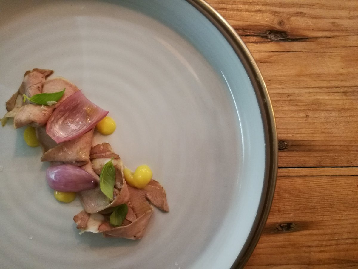 ELST78's tweet image. Lo chef Giancarlo Morelli ci illustra i piatti che ha preparato per noi. #misentounavip #viuhotel #uflovers