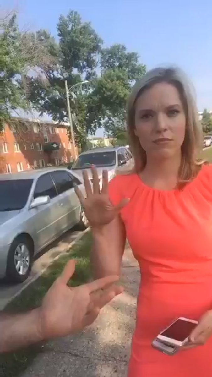 oliviafecteau's tweet image. Uh. Apparently when @danpearlman introduces me during a Facebook Live, this is how I wave. 😳😖 #awkwardhand 🖐🏼