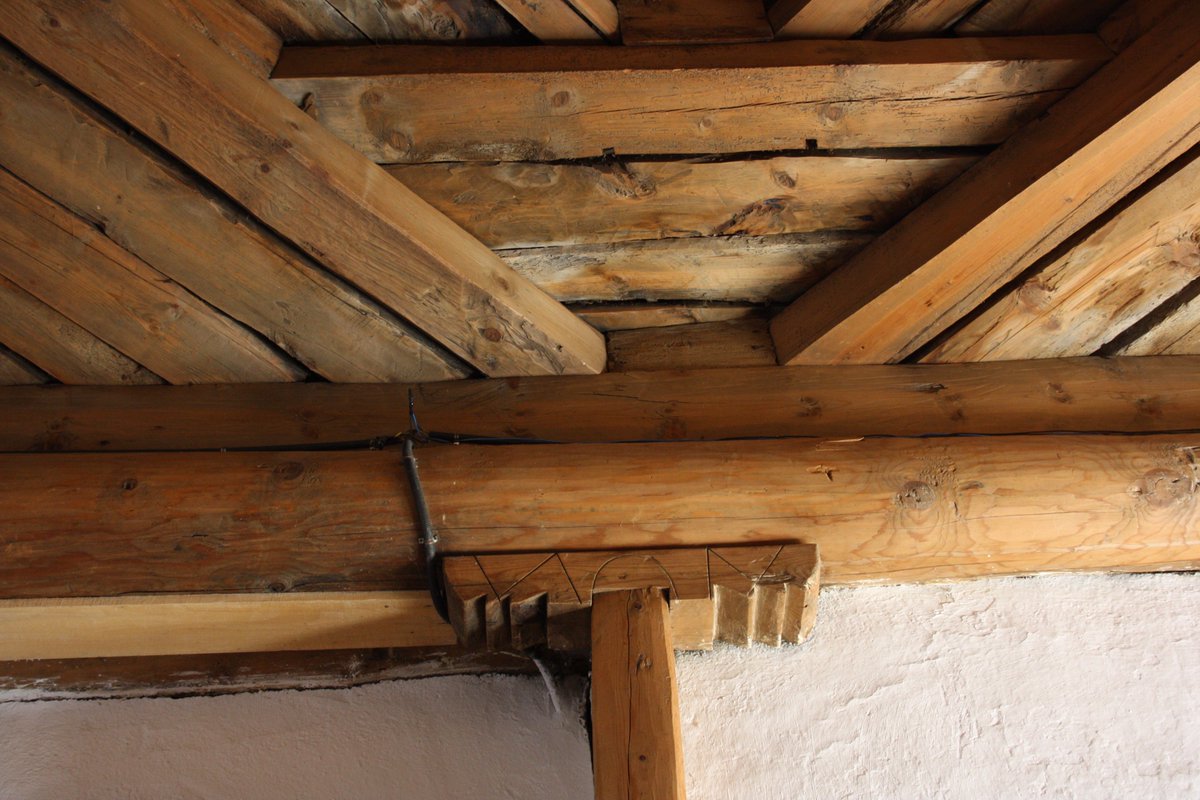 melekakturk's tweet photo. Eine sehr #kunstvoll gestaltete #Lehmhausdecke in #Gümüşhane.#Holz #Kunst #Holzdecke #Raum #Lehm #Haus #architektur #Dorf #Form #Rund #Eckig https://t.co/LIpkHyU4Ts