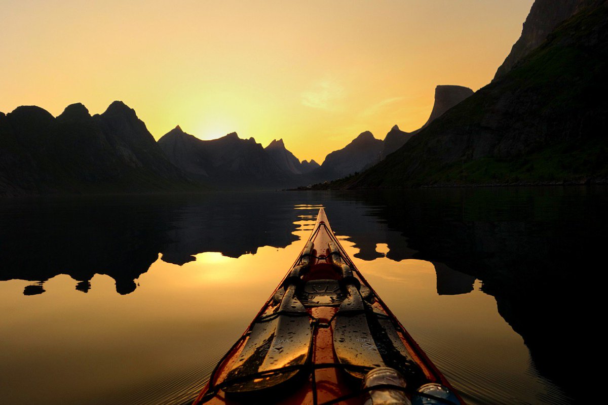 في أعماقك السحيقة جزيرة معزولة اسمها النسيان انفي بها كل أحزانك وطهر روحك ظلام الأسى و استمتع بكل التفاصيل الصغيرة. 

#الأفندي