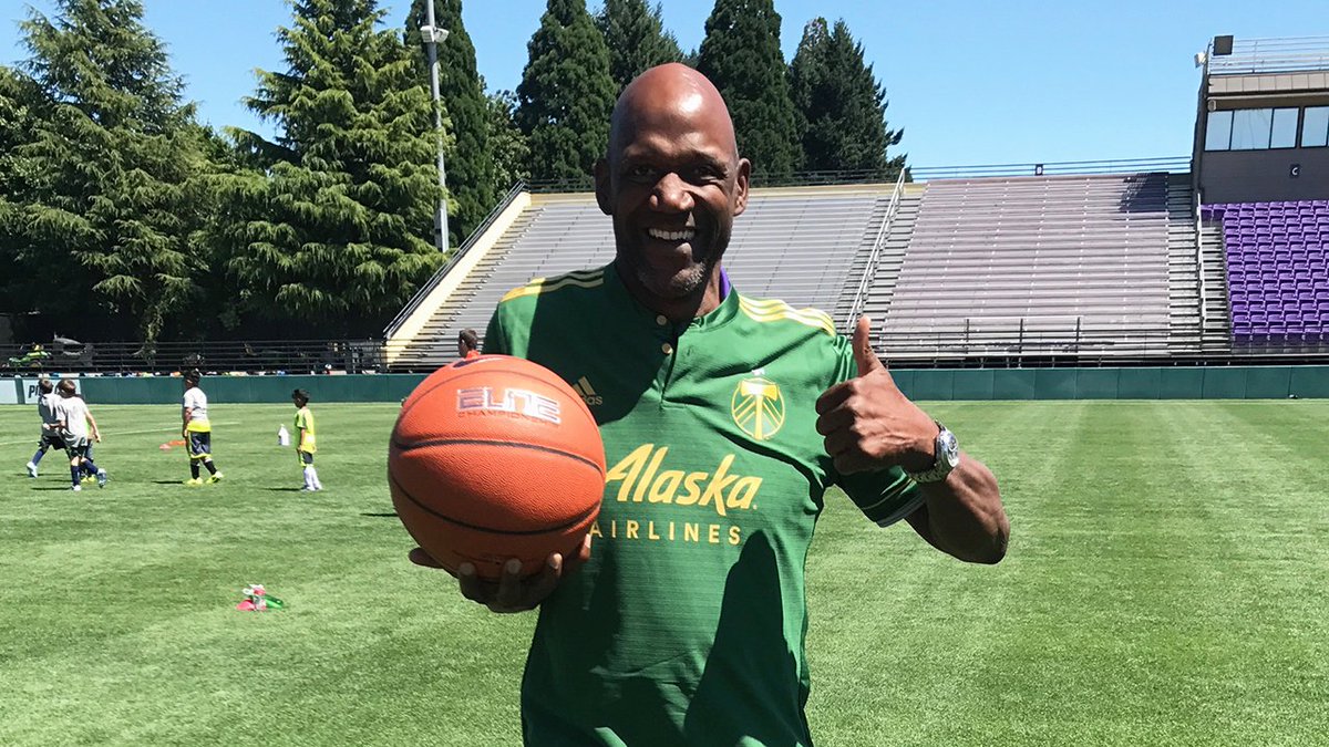 TimbersFC's tweet photo. .@trailblazers legend @terryporter30 sporting tonight's dress code: 💚&amp;💛

RT for a chance to win a primary jersey, courtesy @AlaskaAir #RCTID https://t.co/hgPeZe7adT