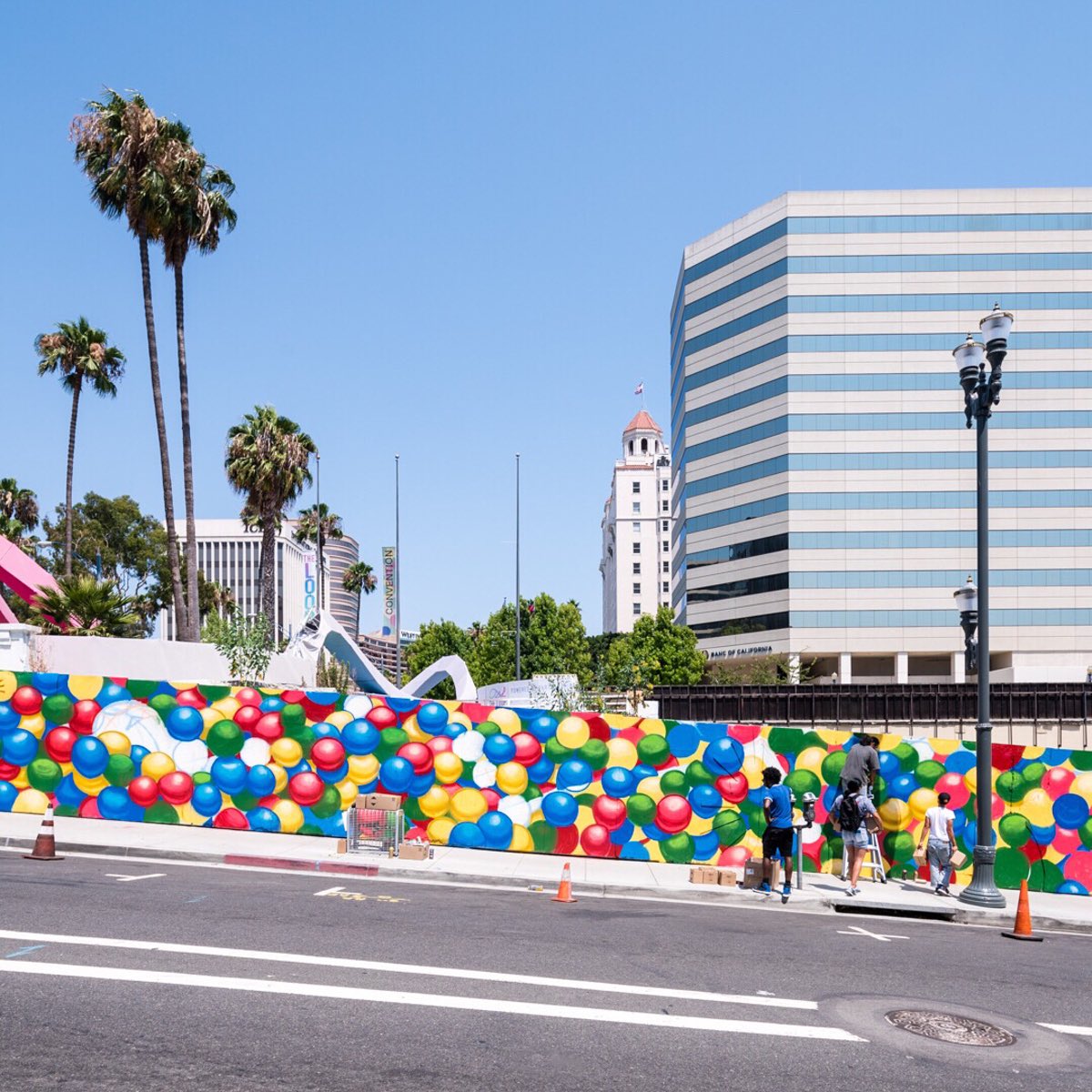 dcwallsfestival's tweet photo. Artists of @powwowlongbeach’17 making #mural magic! Here’s #adelerenault, @apexer, #aschoultz & @bluethegreat. •Pic = @bshigeta • #PWLB17 https://t.co/HcjiJpNn8r