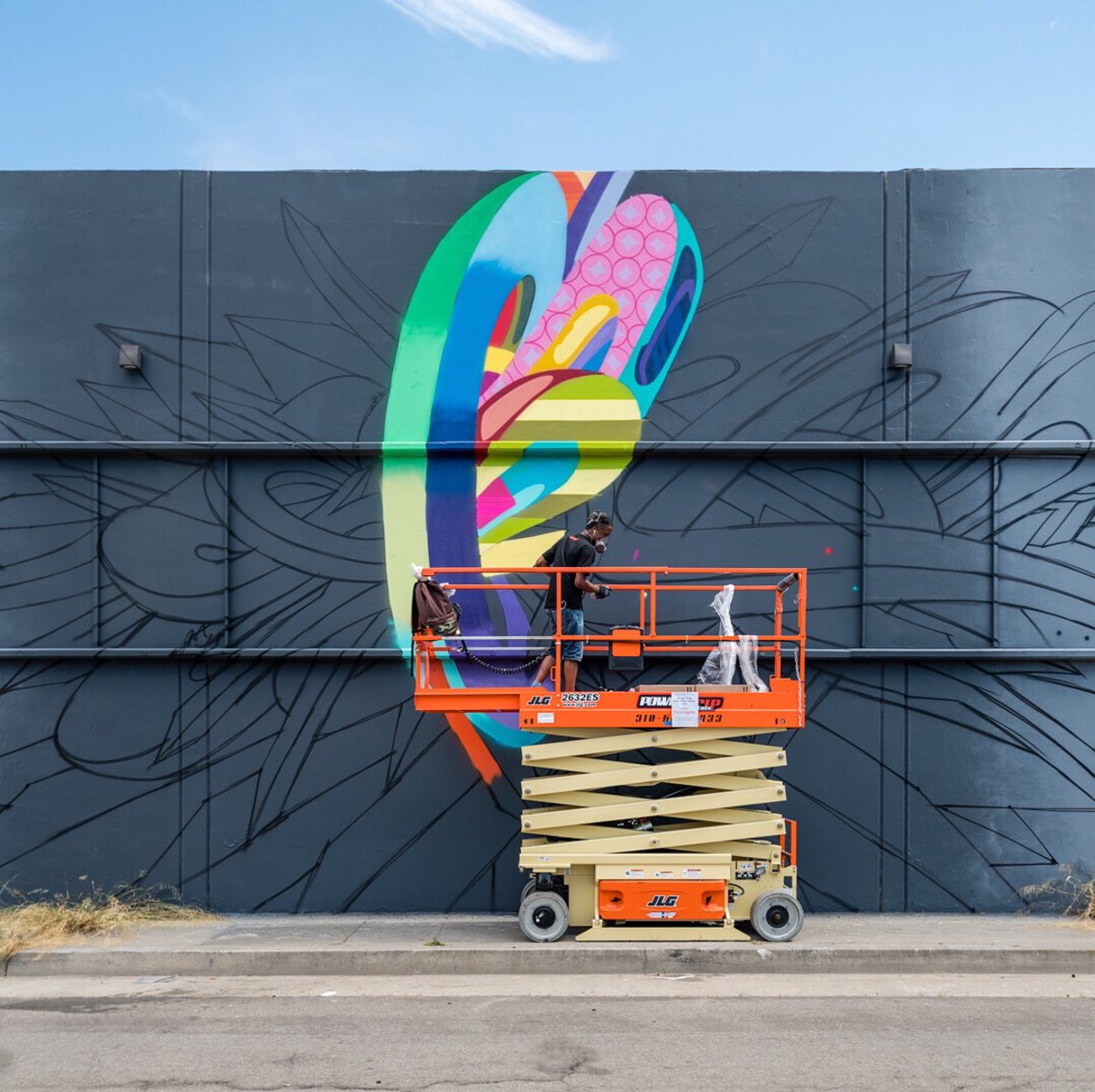 dcwallsfestival's tweet photo. Artists of @powwowlongbeach’17 making #mural magic! Here’s #adelerenault, @apexer, #aschoultz & @bluethegreat. •Pic = @bshigeta • #PWLB17 https://t.co/HcjiJpNn8r
