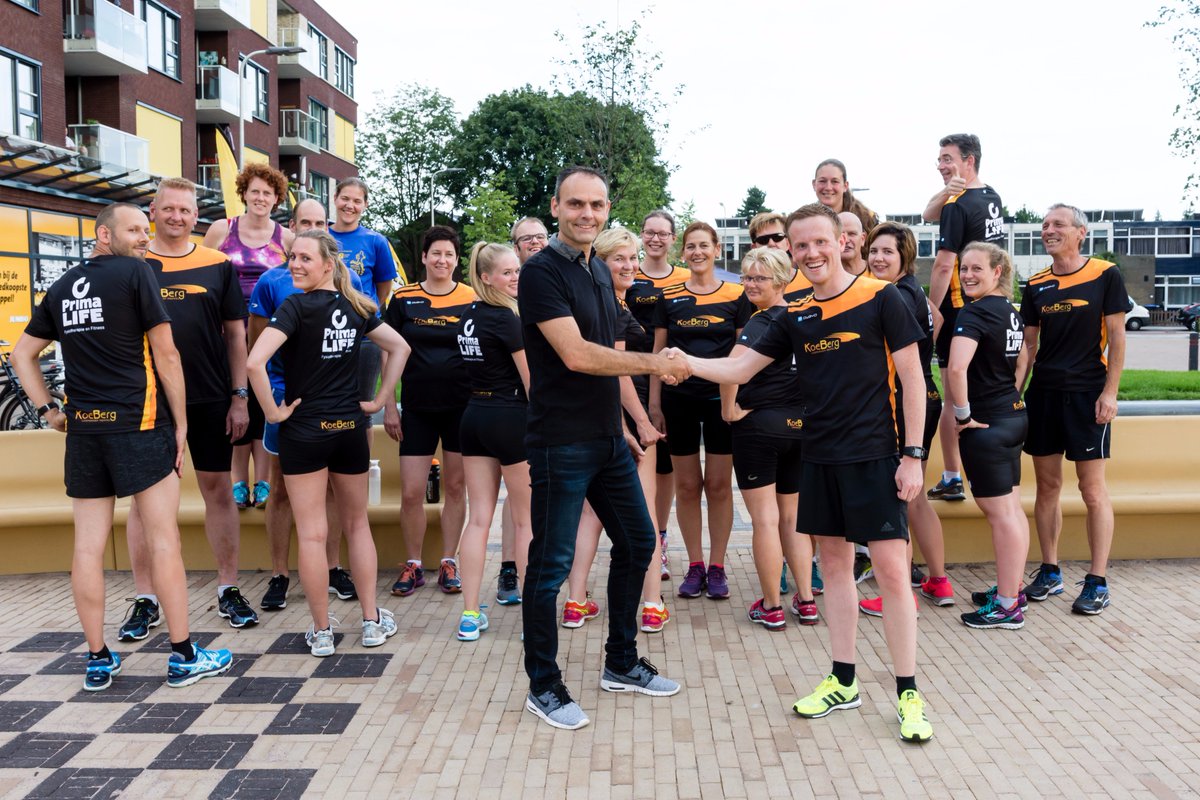 KoeBergLG's tweet photo. Vanavond presenteerden we met trots onze clubshirts. Met steun van @PrimaLifeSport @WillemKruithof ! Een mooie trainingsavond! https://t.co/2rISyg4jzC