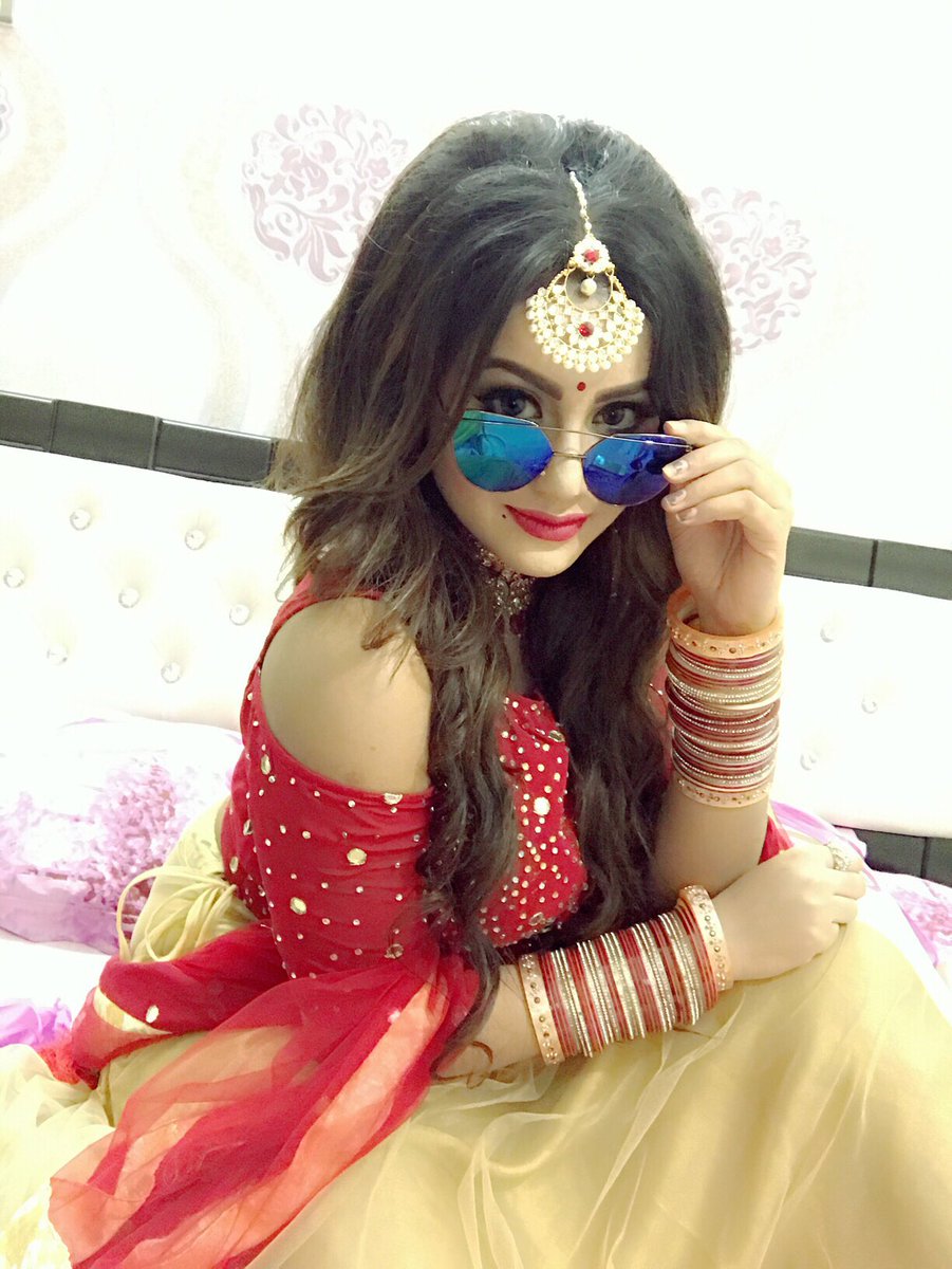 brishtysky's tweet photo. "The Future #Bride be Like 👸🏼✌🏻️#TotalSwag 😂🙈❤️💕" https://t.co/aq2MLjPtSn