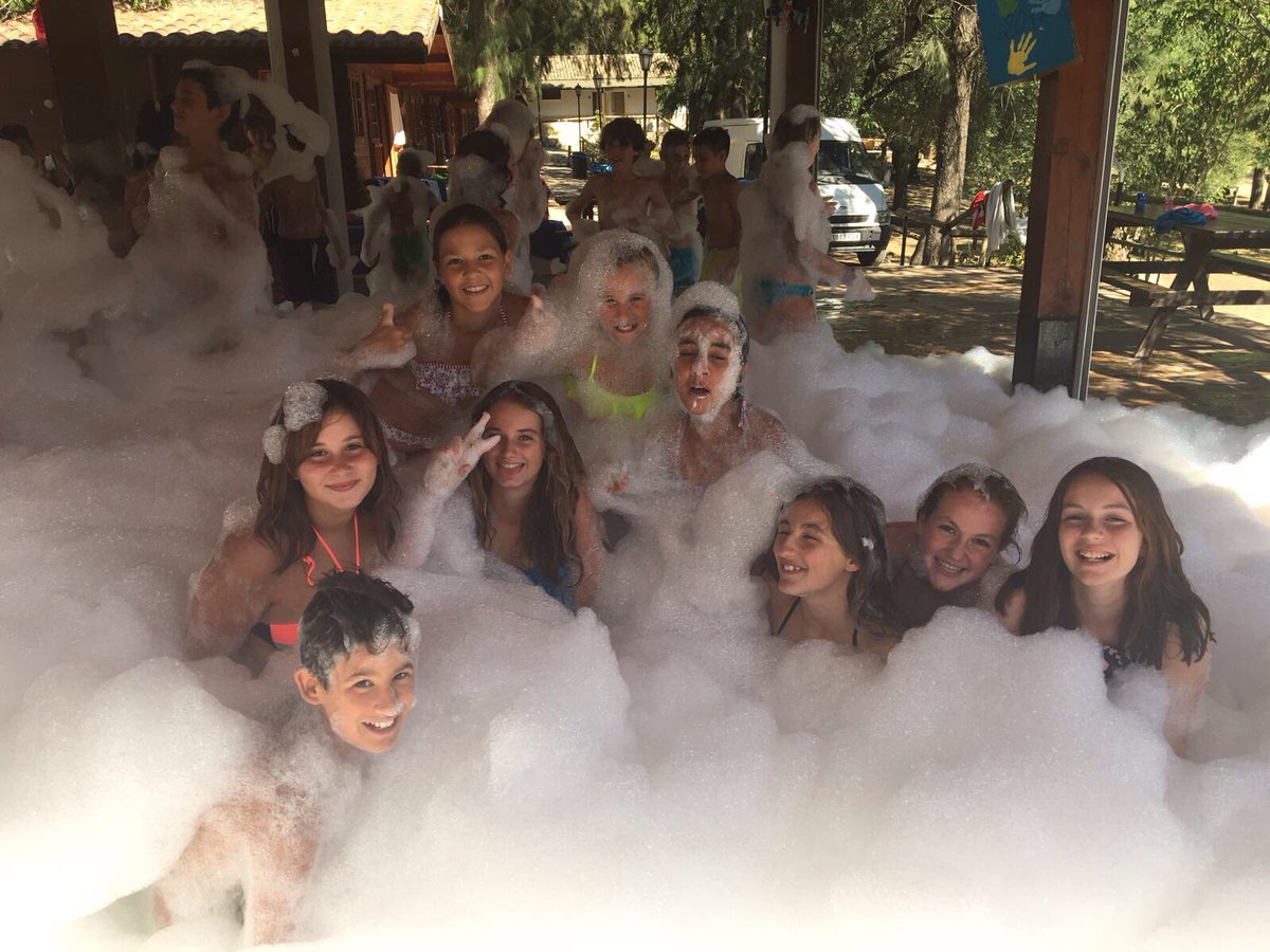 crazy_campus's tweet photo. Tras un día de duros entrenamientos llega la relajación y diversión al #IICrazyCampus con la #FiestaEspuma https://t.co/eqqtRylfud