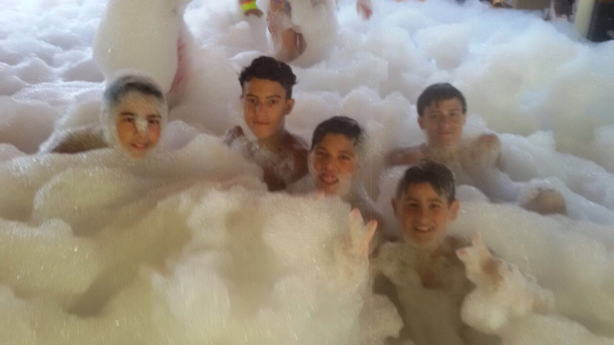 crazy_campus's tweet photo. Tras un día de duros entrenamientos llega la relajación y diversión al #IICrazyCampus con la #FiestaEspuma https://t.co/eqqtRylfud