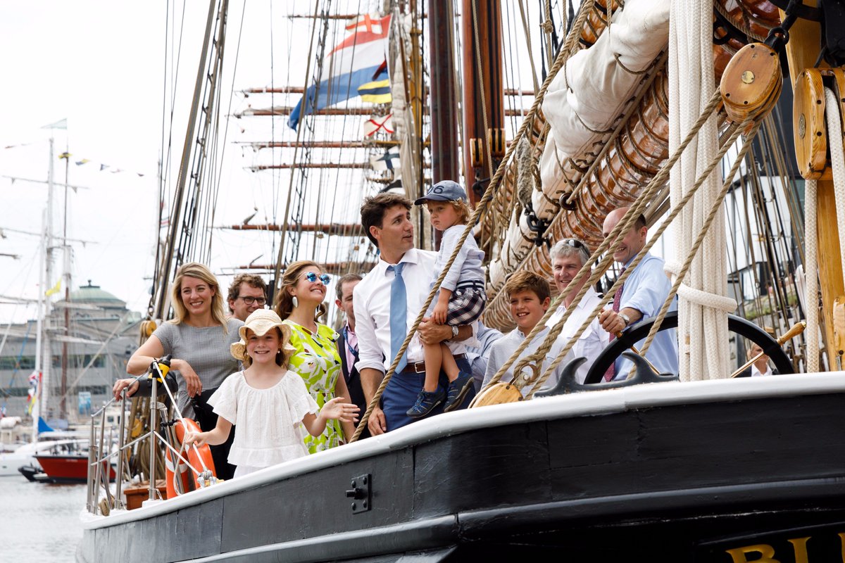 JustinTrudeau's tweet photo. 40 grands voiliers + des milliers de marins du monde entier = 1 journée mémorable en famille à Québec. #RDV2017 https://t.co/TKWAekDsGr