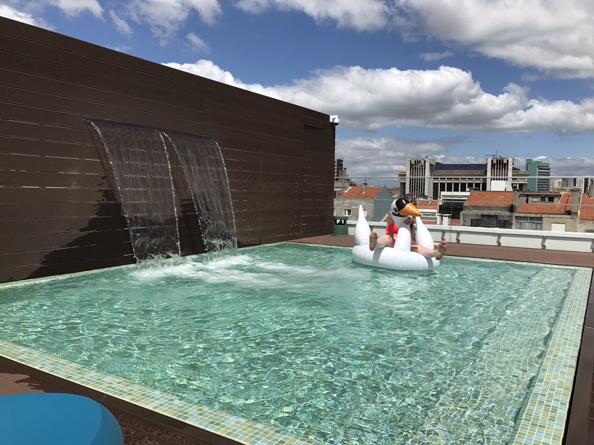 leahwilliamsonx's tweet photo. Why is it so difficult to get a picture to look like the usual cute pool float one? #noglam #unicornplease https://t.co/1ZSejX6hMP