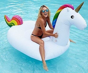 leahwilliamsonx's tweet photo. Why is it so difficult to get a picture to look like the usual cute pool float one? #noglam #unicornplease https://t.co/1ZSejX6hMP