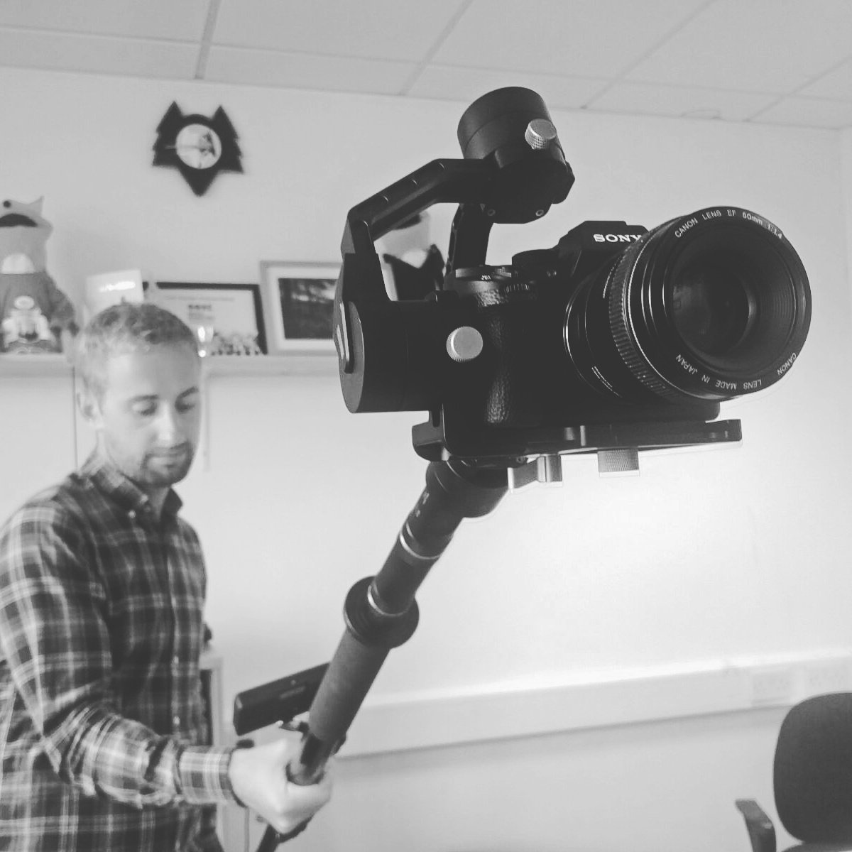 dogdaymedia's tweet photo. A longer micro HDMI cable to the monitor and that's a wicked handheld crane rig! #zhiyuncrane #SmallHDFocus #MonoPod #FilmingHack #a7sii https://t.co/1AhPxARBiI