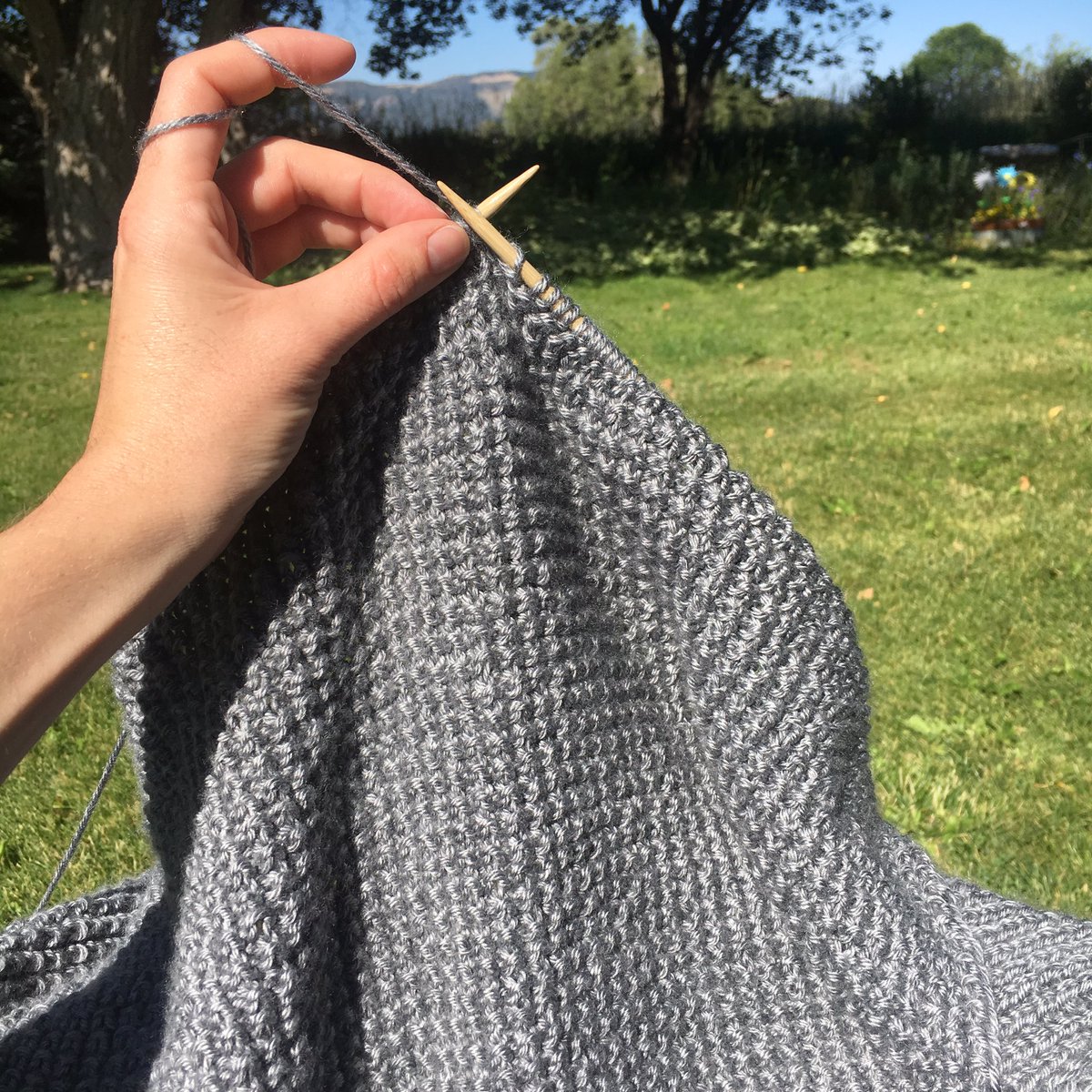 PurlsAndPixels's tweet photo. Enjoying the view. ⛰
#getoutside #knitoutside #knit #yarn #colorado #goodmorning #relax #garden #cloverusa #yarnspirations #simplysoft https://t.co/CUYSPXj67X