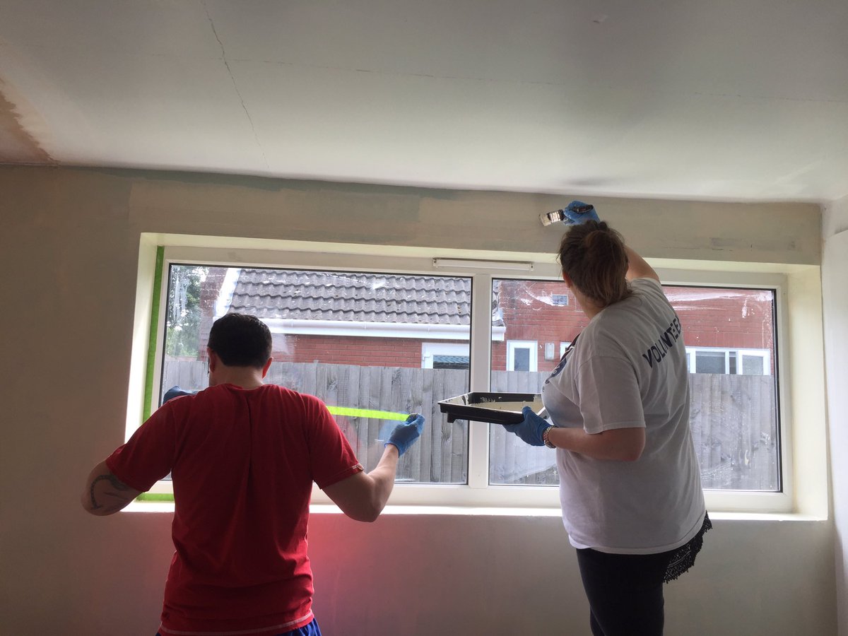MaxineAnneSmith's tweet photo. The amazing #WOWzers volunteering for @UKScouting 1st North Walsham Group. Painting the HQ in tropical heat!! 🌴 ☀️ @NBSEastofEng https://t.co/OB4D2PH7As