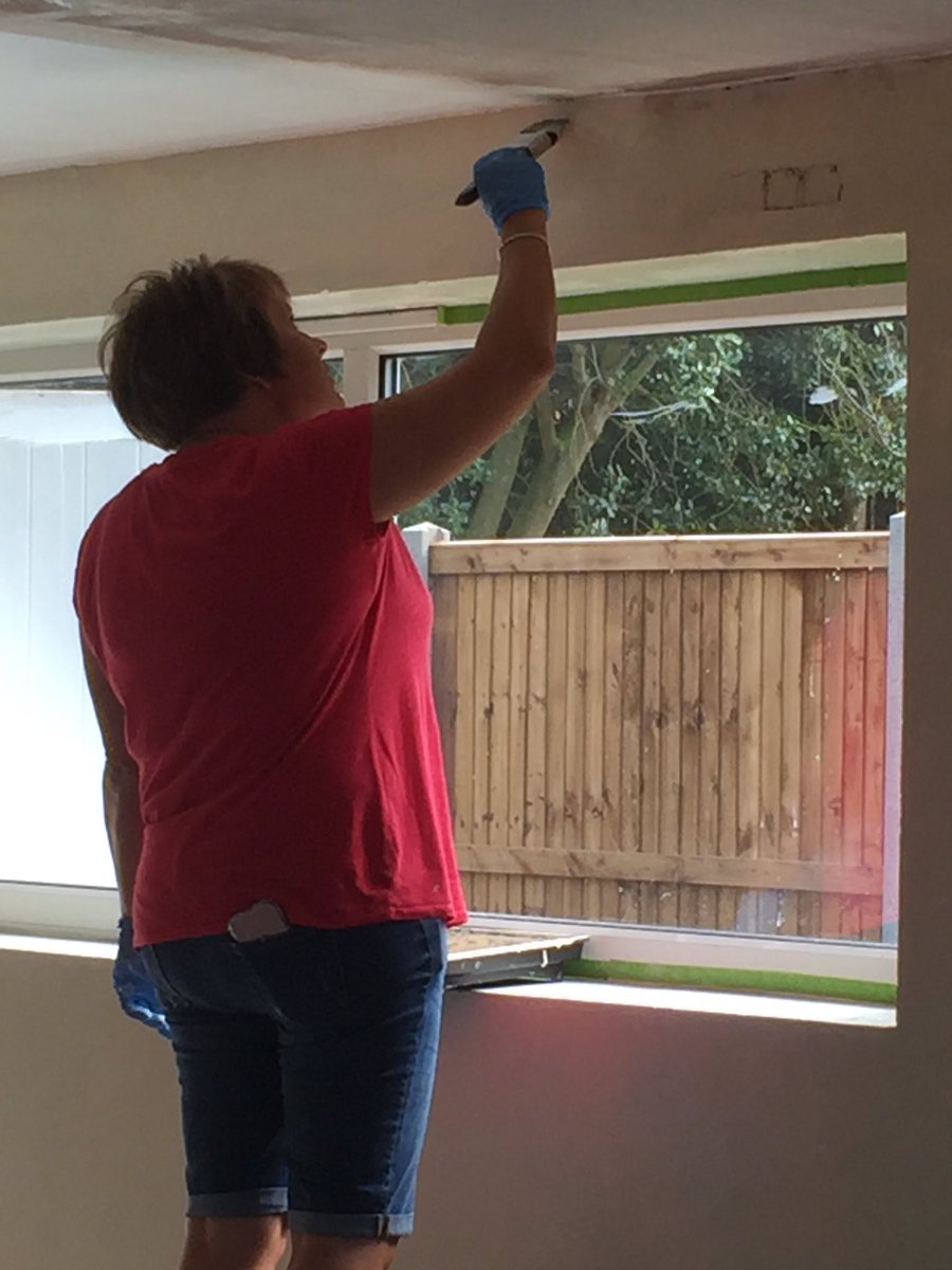 MaxineAnneSmith's tweet photo. The amazing #WOWzers volunteering for @UKScouting 1st North Walsham Group. Painting the HQ in tropical heat!! 🌴 ☀️ @NBSEastofEng https://t.co/OB4D2PH7As