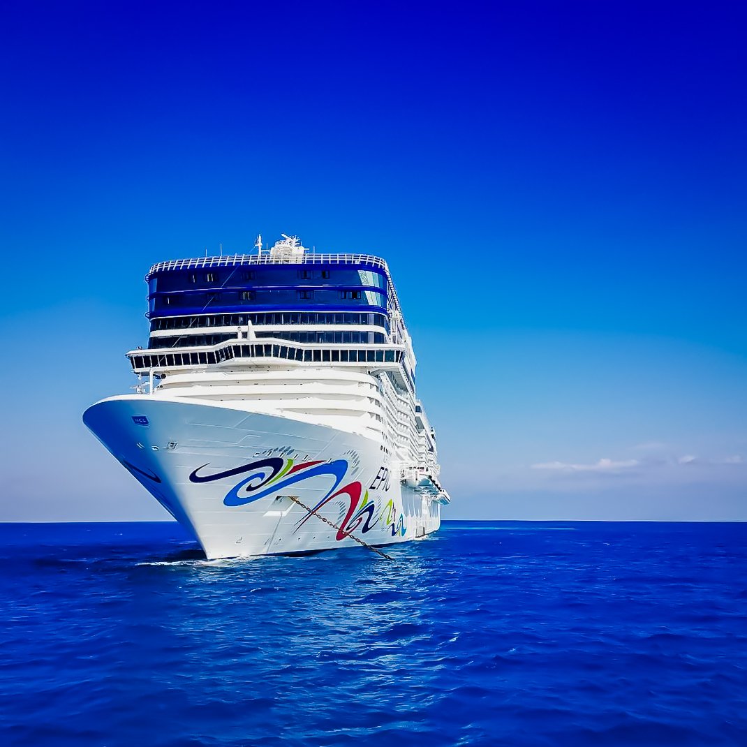NCL_UK's tweet photo. "Sunshine &amp; blue, just for you! #NorwegiansEndlessSummer https://t.co/bWNfpTN7C1