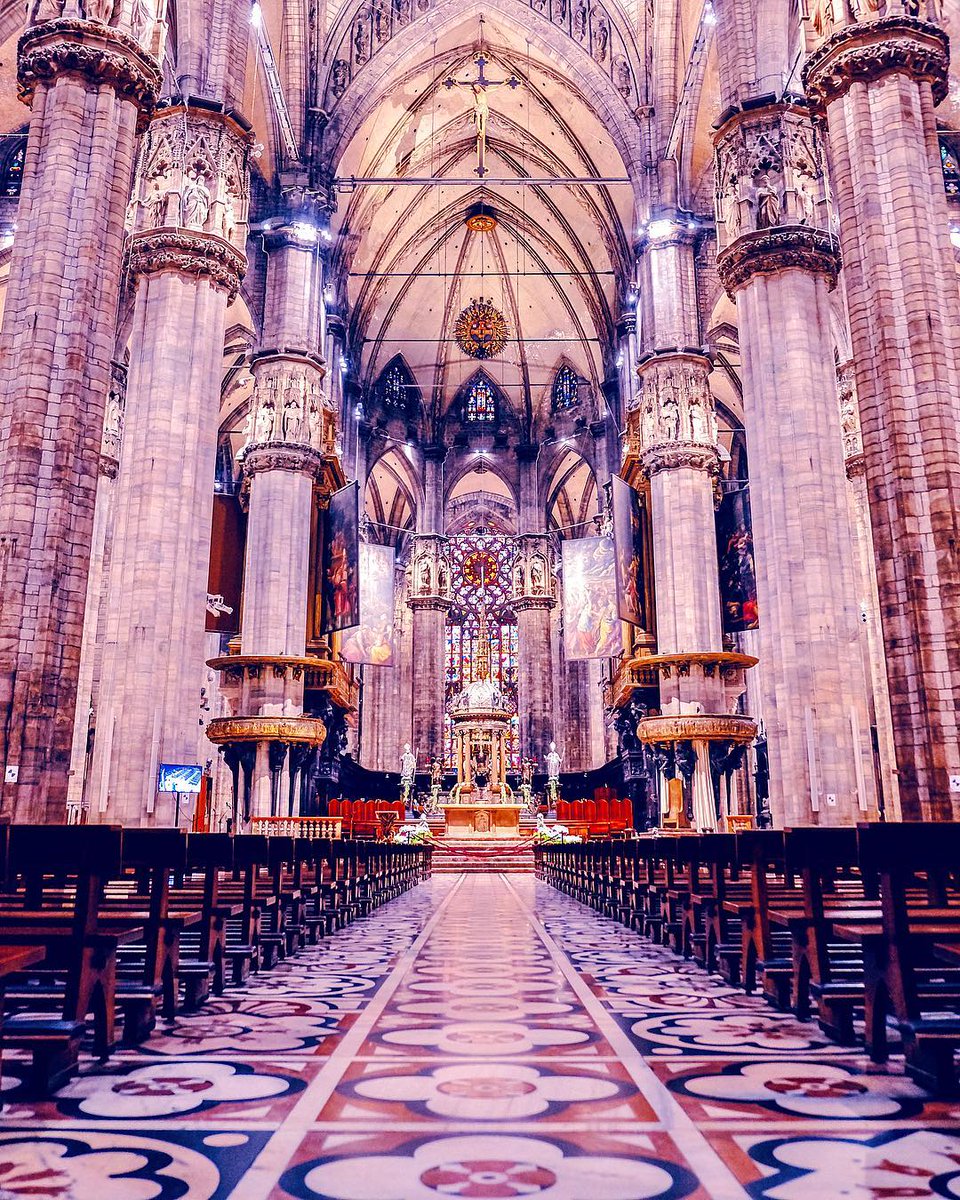 turismomilano's tweet photo. #LAVOSTRAMILANO
Oggi lo scatto di IG/partyzzzan ci mostra la navata del @DuomodiMilano. Sapete che la sua superficie interna è di 11.700mq? https://t.co/Zk0J9Q4JGX