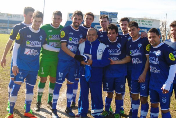 AlToqueDeportes's tweet photo. #LRFRC | Esto también es #10AlToque: el especial homenaje de Bono y el plantel de #AtlSanBasilio para Juan Liendo https://t.co/3IwgqnUkFO https://t.co/XJMUsRvwQ0