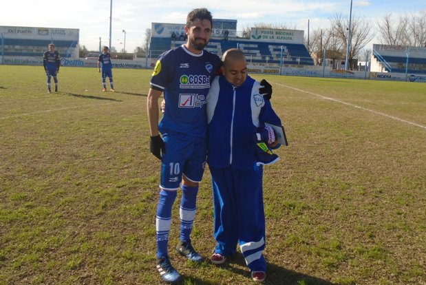 AlToqueDeportes's tweet photo. #LRFRC | Esto también es #10AlToque: el especial homenaje de Bono y el plantel de #AtlSanBasilio para Juan Liendo https://t.co/3IwgqnUkFO https://t.co/XJMUsRvwQ0