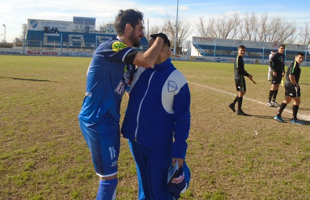 AlToqueDeportes's tweet photo. #LRFRC | Esto también es #10AlToque: el especial homenaje de Bono y el plantel de #AtlSanBasilio para Juan Liendo https://t.co/3IwgqnUkFO https://t.co/XJMUsRvwQ0