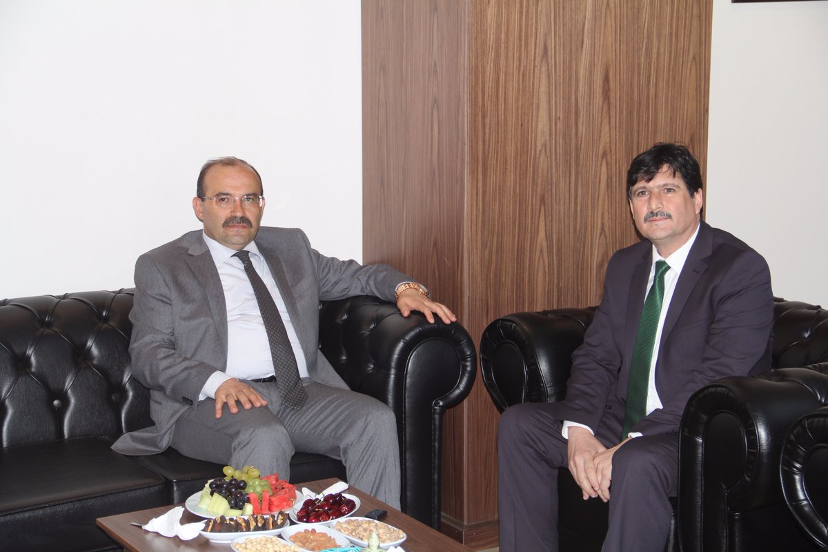 BitlisValiligi's tweet photo. Vali Ustaoğlu’dan BEÜ Rektörü Prof. Dr. Erdal Necip Yardım ve Cumhuriyet Başsavcısı Ercan Ceylan’a iadeyi ziyaret https://t.co/zPzaT8vx2A