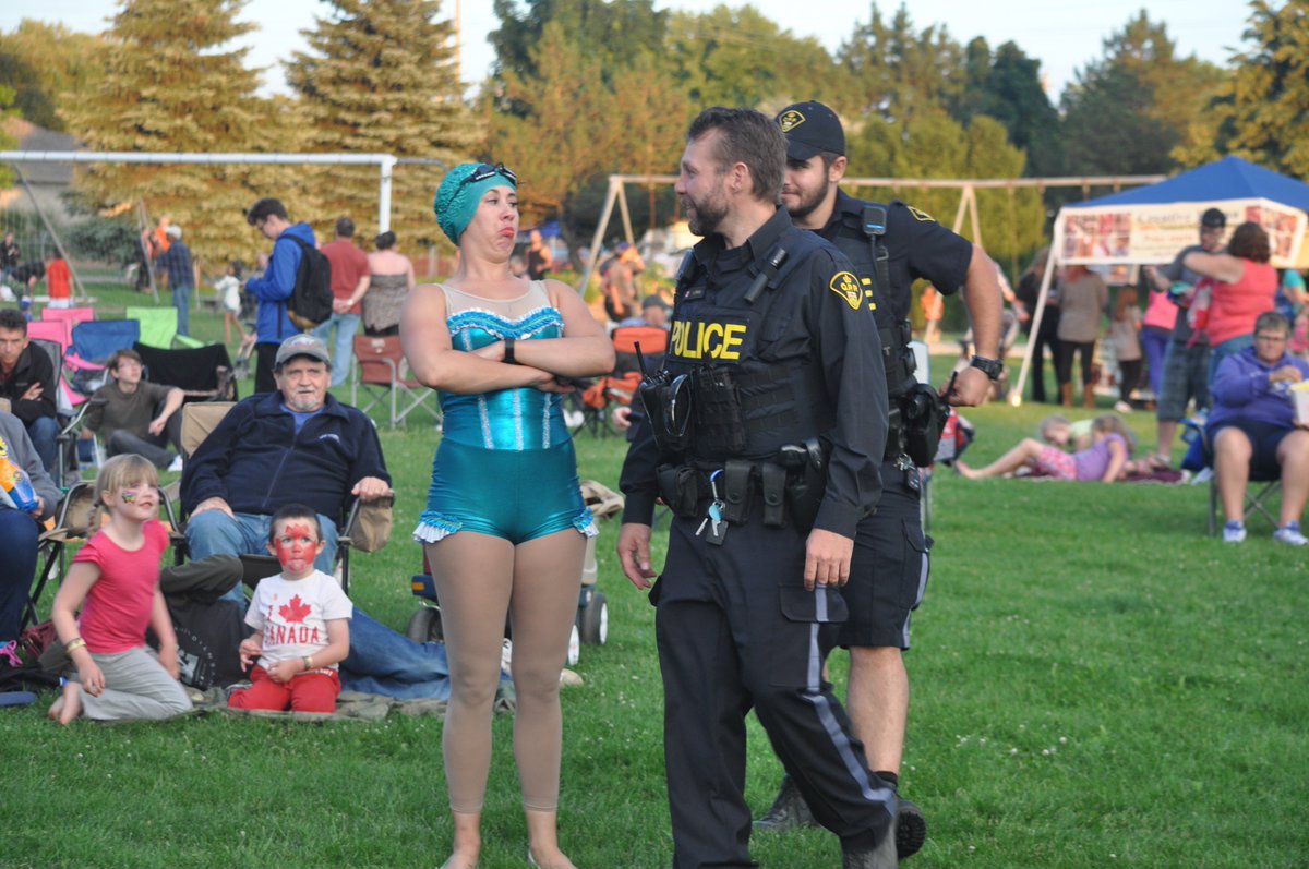 MtForestMirror's tweet photo. More photos of the @2silverstarlets and their antics at #MyFireworksWeekend in #MountForest - excellent show, ladies, please come back! https://t.co/6yoCc6ud1I