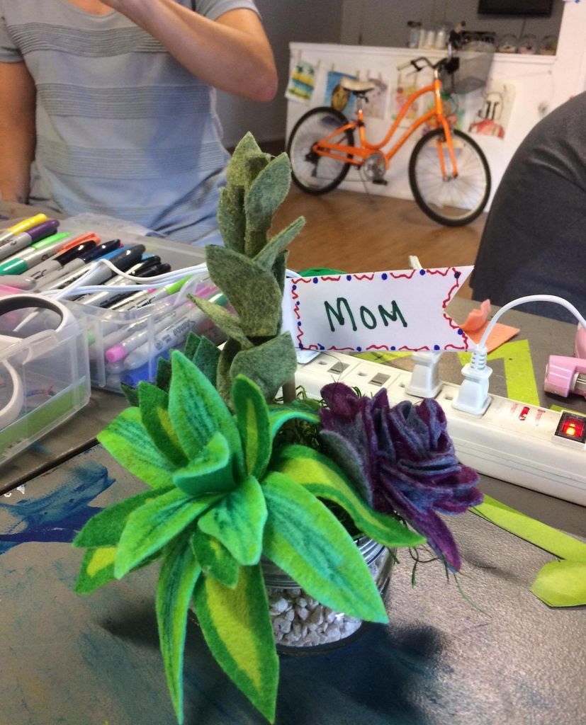 theartlofthi's tweet photo. Felt succulents make for thoughtful presents to your loved ones! Who's interested in learning how to craft your own?
#funwithfelt #fiberar… https://t.co/s75rrLx3rF