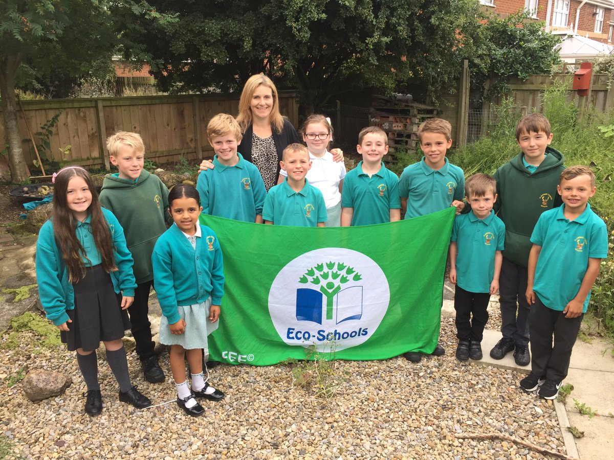 ClaveringTS27's tweet photo. Our @EcoSchools group celebrated achieving the #GreenFlag Award with our actual green flag! 
🌎😀🌏😀🌍

@KeepBritainTidy
@JohnMuirTrust
@wwf_uk https://t.co/nsOlh2rAOh