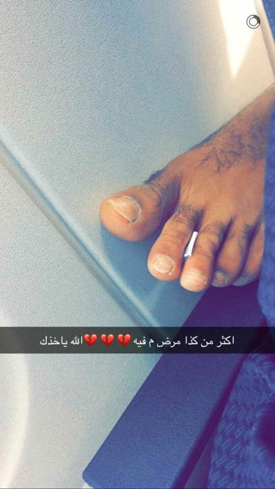Nada_Fadel's tweet photo. بنت قاعده ف الطيّاره واحد طلع رجله عليها من وراها وحاطط بين صوابعه ورقه فيها رقم تلفونه اذا كان معجب فيها ليه مايحاول يسألها بمنتهي الاحترام https://t.co/rhd99bc6wc