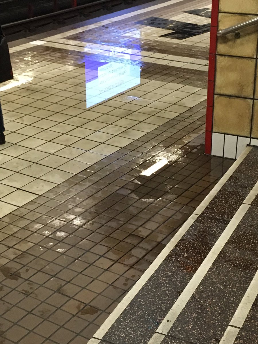 Niacavaon's tweet photo. Hier ein paar Bilder von der überfluteten U-Bahnstation in Köln: https://t.co/7MO2VkplAZ