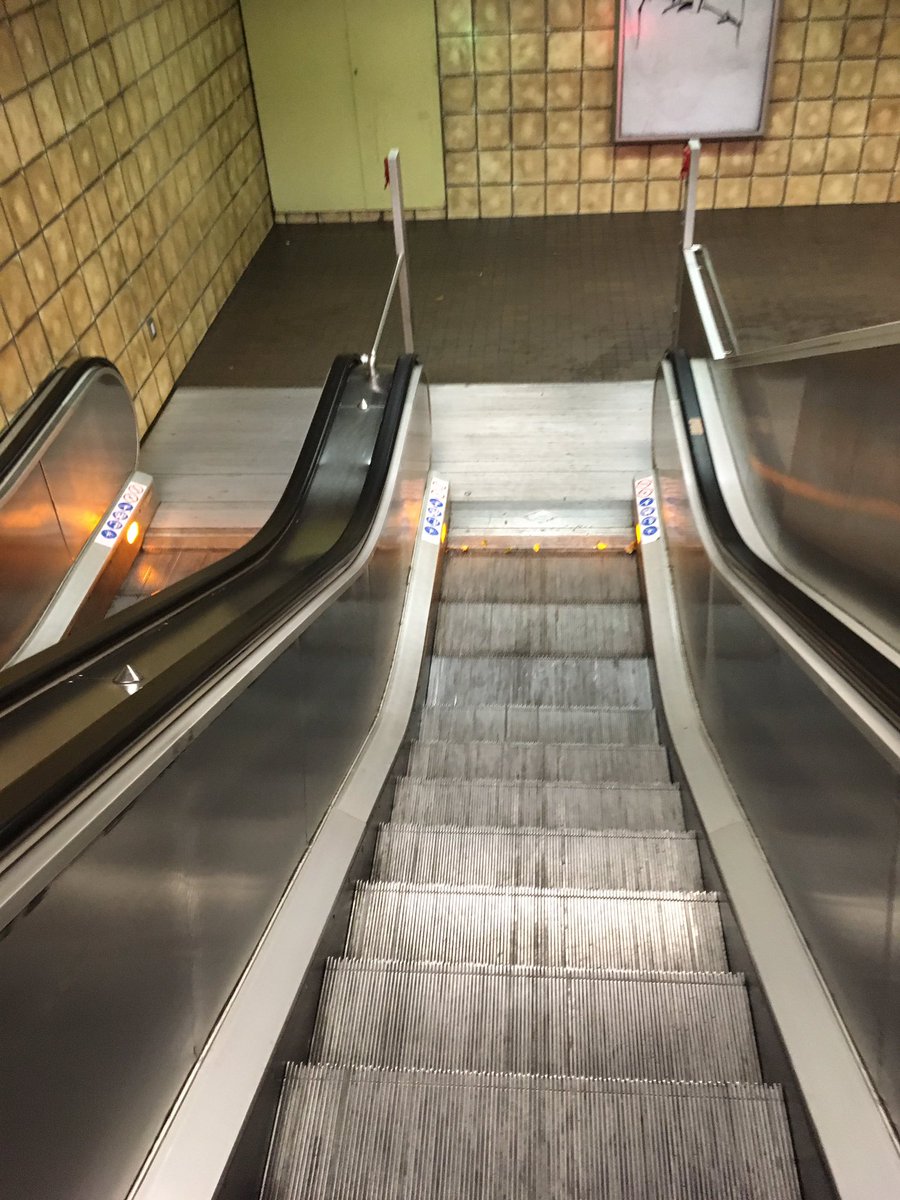 Niacavaon's tweet photo. Hier ein paar Bilder von der überfluteten U-Bahnstation in Köln: https://t.co/7MO2VkplAZ