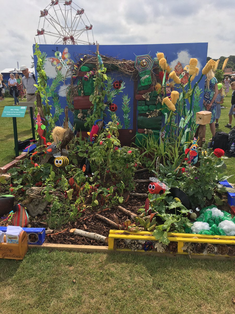 PrimaryWhirley's tweet photo. Whirley school did a brilliant job at Tatton! Very proud of our super gardening club! #RHSTatton #talentedgardeners #recyclingexperts https://t.co/y7rmz91LYz