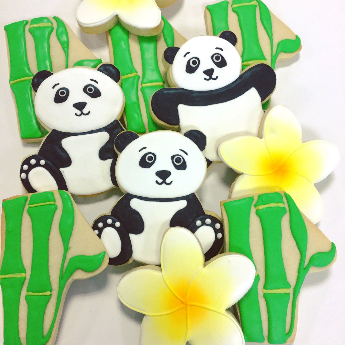 Almost too cute to eat- almost 😋😜
#panda #pandacookies #bamboocookies #plumeriaflower #flowercookies #customcookies #cakeitecture