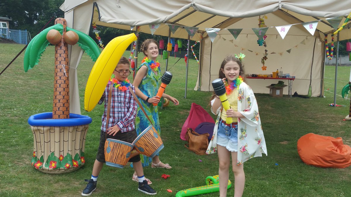 leights81's tweet photo. Having lots of fun at end of term party #makingaband #havingasplash #makingmemories https://t.co/0lE8hnJ3dg