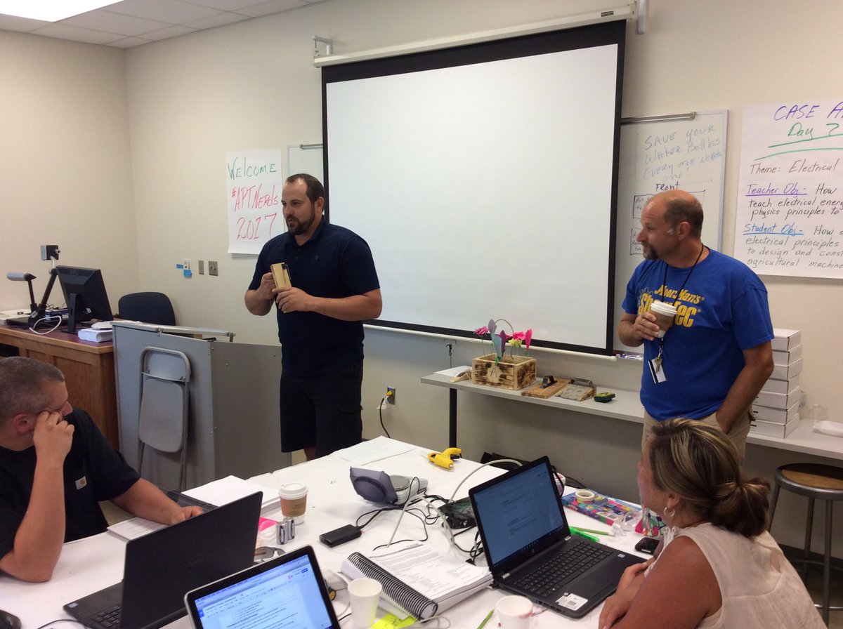 meyermar51's tweet photo. Doorstop design competition is intense at Arkansas Tech APT. Who will have the winning design? @ATUAgri @drrbowen @case4learning #APTNerds https://t.co/vUpixzWZ5Q