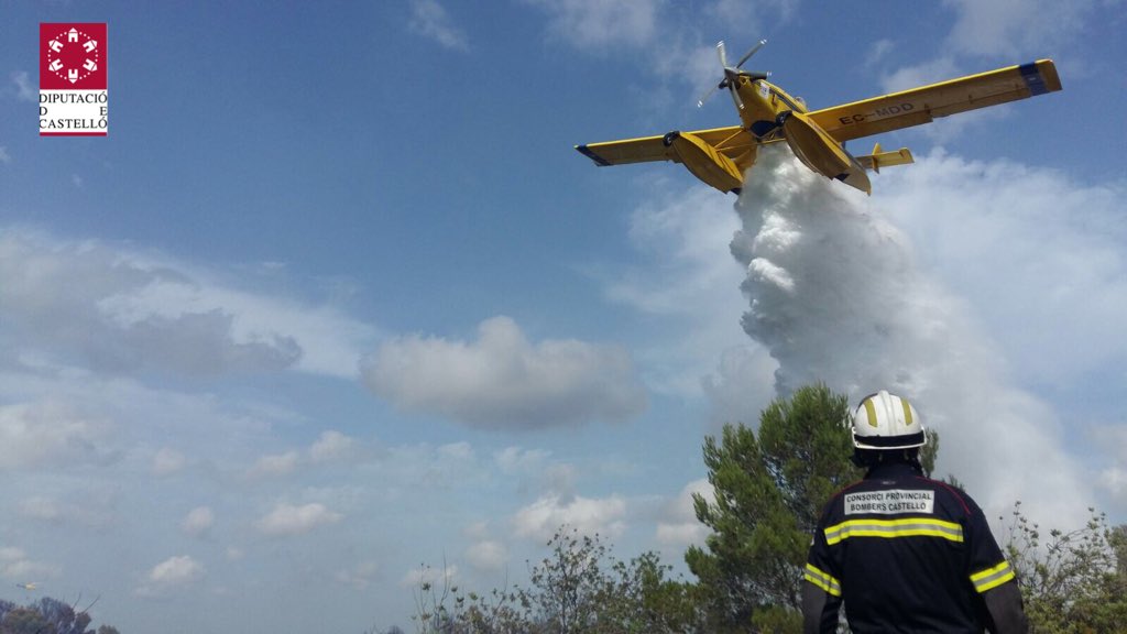 BombersDipcas's tweet photo. Imágenes bomberos CPBC @dipcas y Avión AT anfibio Charly 55 @GVA112  en extinción #IFCerveraDelMaestre . Evolución positiva. https://t.co/ZnffEBdQPX
