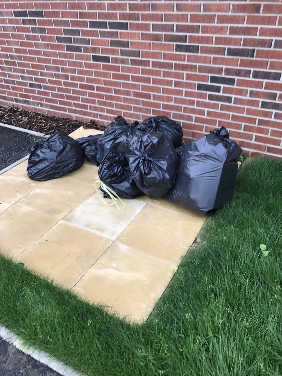 Zoecuthbert8's tweet photo. @SHollandDC out bins weren't collected today they were out last night. We at the roostings Sandpiper close houses 3/5/7/9 can't you help? https://t.co/BAQUbg9VET